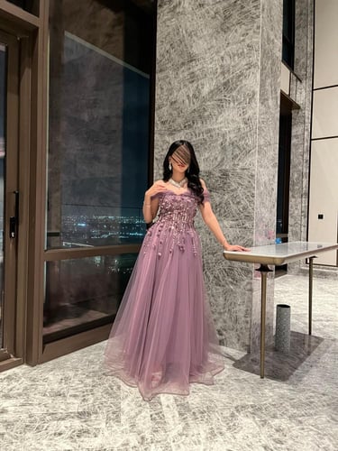 ‎فستان طويل سهره تل ناعم مع كلفه ورود راقي