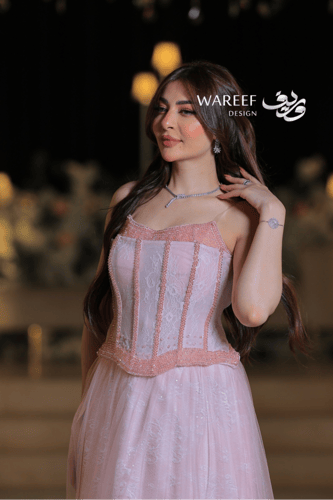 فستان سهرة وردي ناعم بتصميم كورسيه مطرّز وتنورة تو...