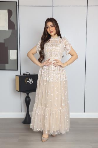 فستان نسائي طويل بلون بيج مطرز بالورود وقماش تول أ...