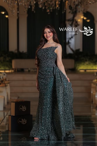 فستان سهرة أخضر زمردي كتف واحد تطريز فضي مع ذيل جا...