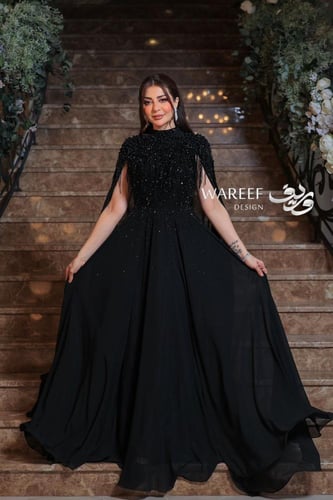 فستان سهره باللون الاسود يمتاز بجناح خلفي طويل