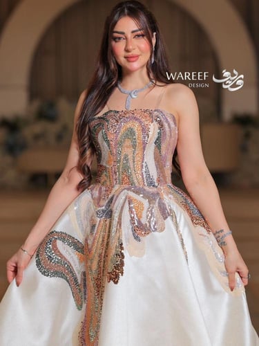 فستان سهره باللون البيج ومزين بالتطريز