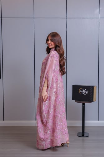 جلابية ناعمة وردية بتطريز زهري بارز وأكمام منسدلة...