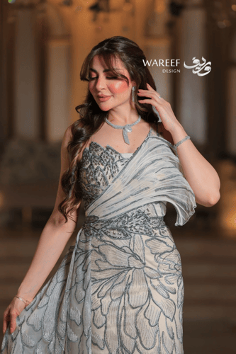 فستان بيج بتطريز ازرق مميز مع ذيل جانبي