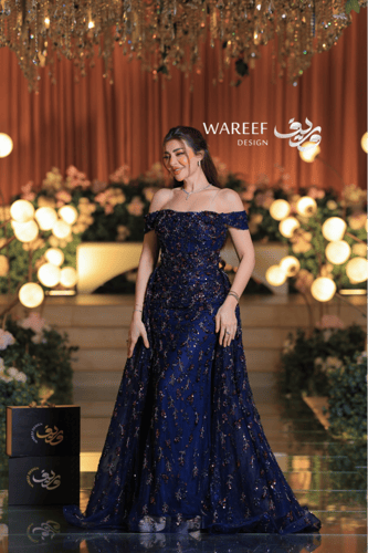 فستان سهرة كحلي ملكي بتطريز عنّابي فاخر وتصميم أكت...