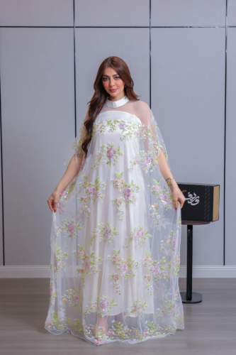 جلابية ناعمة باللون العاجي بتطريز زهري ناعم وطبقة...