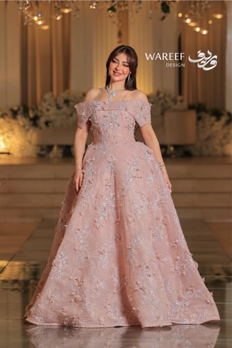 فستان ملكه وردي فاتح بتطريز فاخر وزهور أنيقة