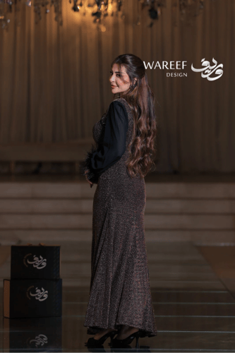 فستان سهرة أسود طويل لامع مع أكمام شيفون طويلة منف...