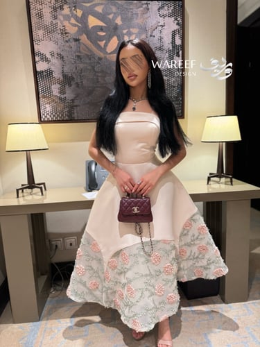 فستان سهرة عاجي مطرز بورود وردية ناعمة