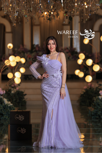 فستان سهرة ليلكي بتطريز فضّي وذيل تول فاخر ولمسة ز...