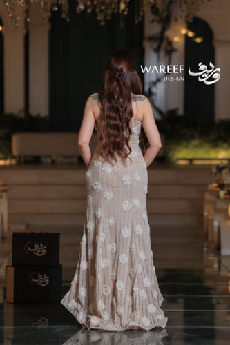 فستان سهرة بيج مزين بورود ثلاثية الأبعاد بتصميم أن...