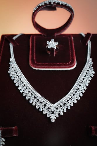 طقم زركون فضي بتصميم V متلألئ من WAREEF