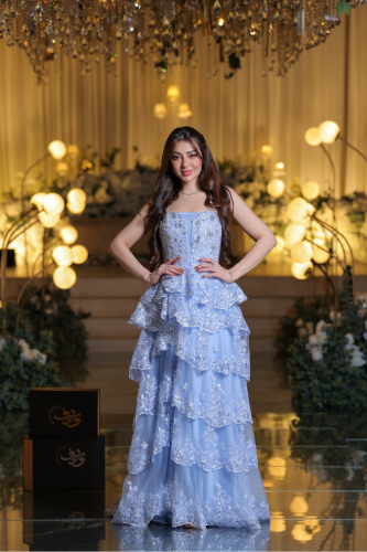 فستان سهرة أزرق فاتح بطبقات تول مطرزة وتصميم ستراب...