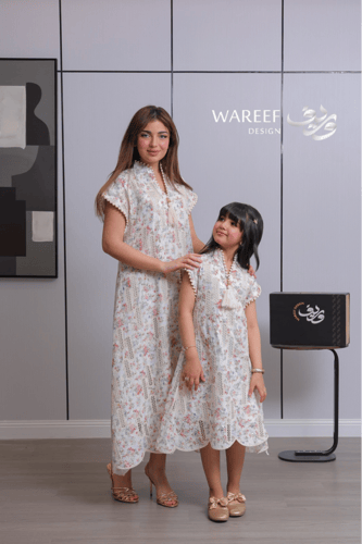 جلابية بناتي أوف وايت بنقشة ورود ناعمة