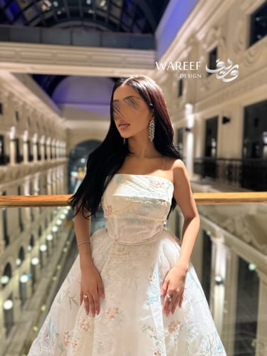 فستان سهرة ميدي مطرّز بتصميم زهري أنيق ولمسة شفافة...