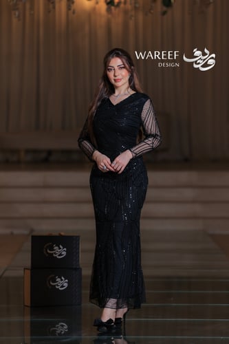فستان سهرة أسود طويل ضيق وأكمام طويلة
