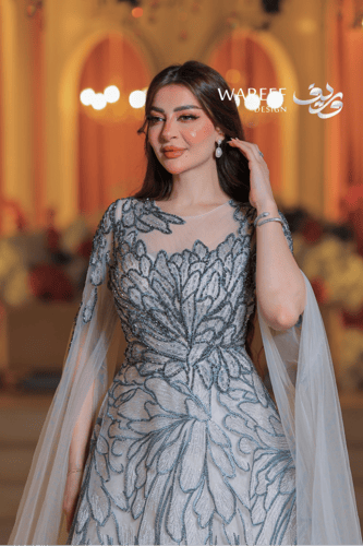 فستان طويل بتطريز يدوي تيفاني بتصميم أوراق متداخلة...