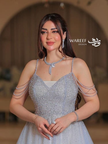 فستان سهره تل سماوي مزين بفصوص على الاكتاف