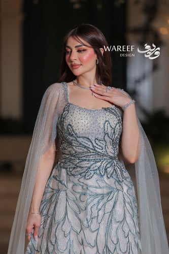 فستان سهرة ملكي طويل بتطريز تيفاني فاخر وكاب شفاف...