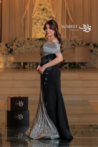 فستان اسود و زيتي فاتح مزين بالشك وذيل جانبي