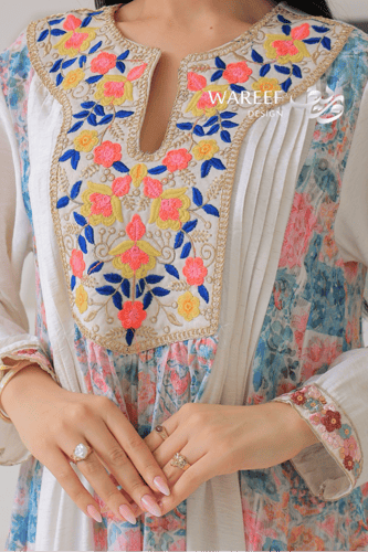 جلابية ناعمة بطابع تراثي عصري بتطريز ملوّن ولمسة أ...