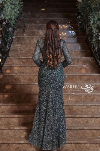 فستان سهرة زيتي ضيق بتطريز فصوص كامل