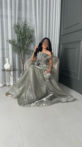 فستان سهرة لمعه بورده من الأمام بتصميم حديث