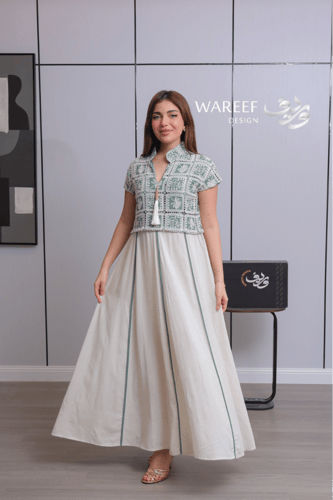 جلابية بيج بقصة طبقات وتطريز أخضر هندسي أنيق