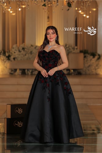 فستان سهره باللون الاسود بتطريز احمر