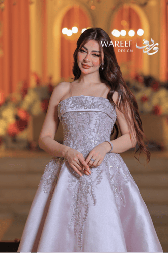 فستان ليلكي طويل منفوش بتطريز يدوي من الترتر والكر...