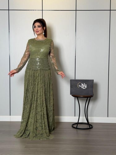 فستان ناعم أخضر زيتوني بتطريز لؤلؤي فاخر وتنورة دا...
