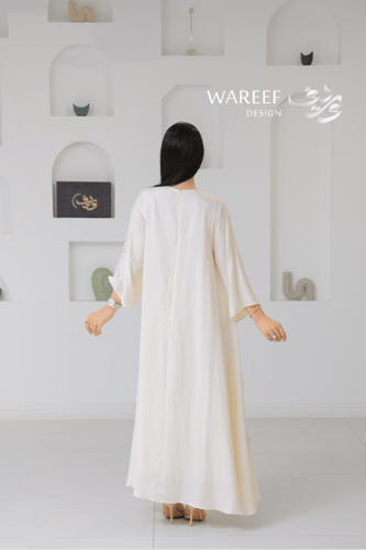 جلابية ناعمة بلون كريمي بتطريز وردي أنيق ولمسات أن...