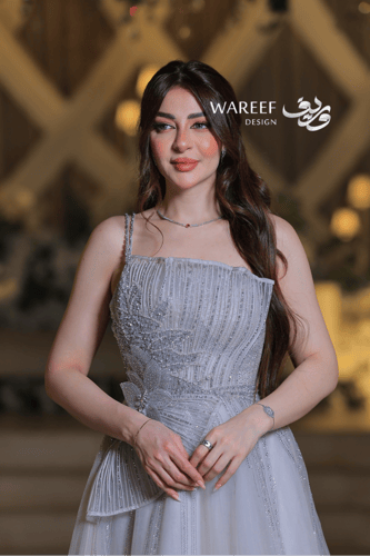 فستان سهرة طويل بتصميم كورسيه ناعم وتطريز لامع أني...