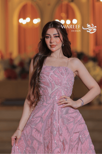 فستان وردي طويل مطرز بتفاصيل لامعة مع تنورة مزينة...