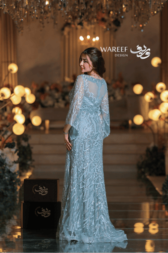 فستان سهرة سماوي مطرّز بالكامل بنقوش ناعمة وأكمام...