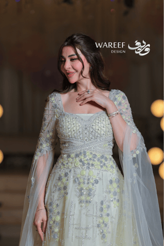 فستان سهرة ليموني مطرّز بلمسات فضية ساحرة وأكتاف ش...