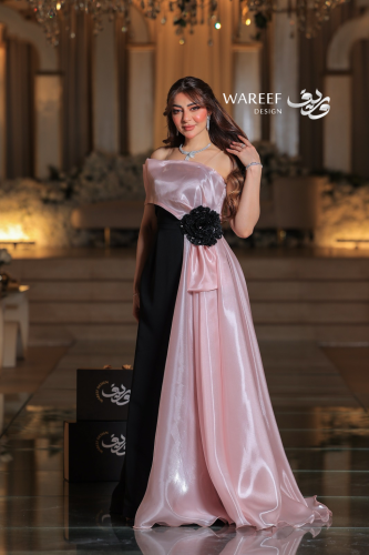 فستان أسود ووردي فاتح بزهرة كبيرة على الخصر