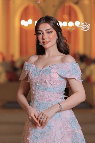 فستان سهرة بكتف مكشوف وورود مطرزة