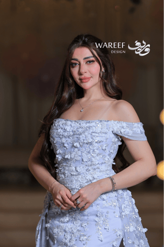 فستان سهرة سماوي مطرّز بالورود ثلاثية الأبعاد مع ذ...