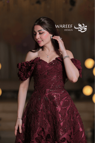 فستان سهرة عنّابي فاخر بتفاصيل ورود ثلاثية الأبعاد...