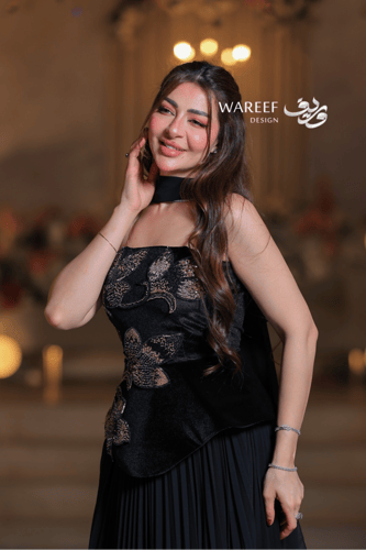 فستان سهرة أسود راق بتطريز مخملي فاخر وتنورة بليسي...