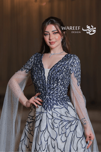 فستان سهرة طويل قماش تول ولون بيج فاتح بتطريز أزرق...