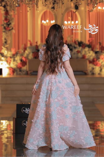 فستان سهرة بكتف مكشوف وورود مطرزة