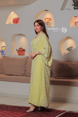 جلابية ليمونية قطعتين بتطريز لامع وتصميم فضفاض أني...