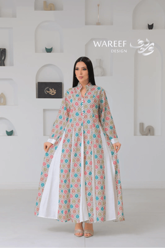 جلابية ناعمة بنقشة زهرية متعددة الألوان وقصّة منسد...