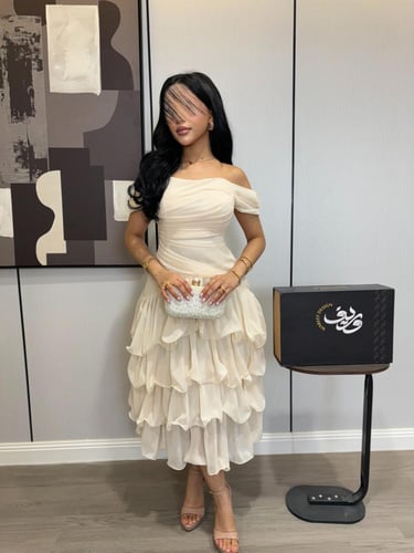 فستان أوف وايت بطبقات شيفون وقصة كتف مكشوف