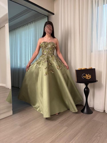 فستان سهرة ملكي بتطريز نباتي فاخر وقصة أميرة