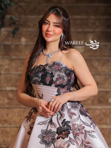 فستان سهره باللون الزهري مزين بتطريز الكحلي