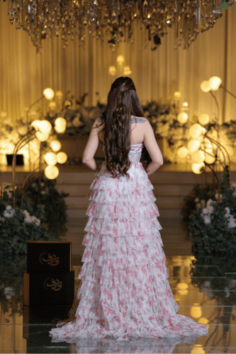 فستان سهرة أبيض بنقشة وردية وطبقات تول بتصميم هالت...