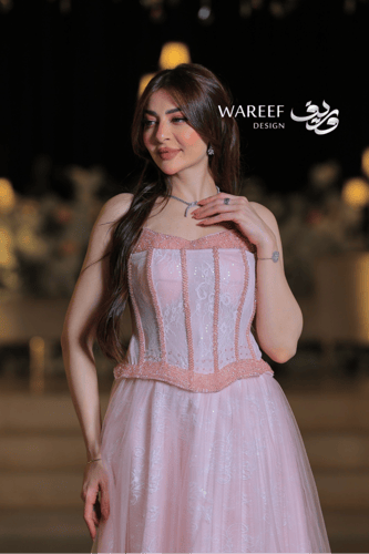 فستان سهرة وردي ناعم بتصميم كورسيه مطرّز وتنورة تو...